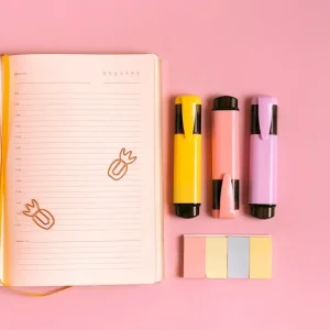 Photo de fournitures scolaires à la Papeterie Valles à Lourdes (65100) dans les Hautes-Pyrénées. Un agenda scolaire avec des post-it et des surligneurs.