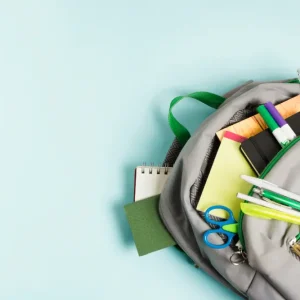 Photo de fournitures scolaires vendues à la Papeterie Valles à Lourdes (65100) dans les Hautes-Pyrénées. Un cartable, des ciseaux, des stylos, des crayons, des cahiers...