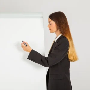 Photo de fournitures de bureau vendues à la Papeterie Valles à Lourdes (65100) dans les Hautes-Pyrénées. Tableau de communication en entreprise et marqueur.