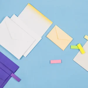 Photo de fournitures pour l'envoi de courrier vendues à la Papeterie Valles à Lourdes (65100) dans les Hautes-Pyrénées. Des enveloppes, et des post-it.