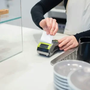 Photo d'un TPE chez un commerçant et d'une bobine pour machine à carte bleue vendue à la Papeterie Valles à Lourdes (65100) dans les Hautes-Pyrénées.