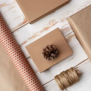 Photo d'articles pour l'emballage de cadeaux vendus à la Papeterie Valles à Lourdes (65100) dans les Hautes-Pyrénées. Papier cadeau, boite cadeau, bolduc.