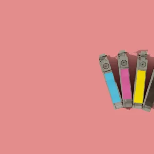 Photo de fournitures de bureau vendues à la Papeterie Valles à Lourdes (65100) dans les Hautes-Pyrénées. 4 cartouches d'encre pour imprimante afin de réaliser des impressions en couleur ou en noir et blanc.