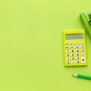 Photo de fournitures scolaires vendues à la Papeterie Valles à Lourdes (65100) dans les Hautes-Pyrénées. Une calculatrice, un crayon, un cahier et un bloc-notes.
