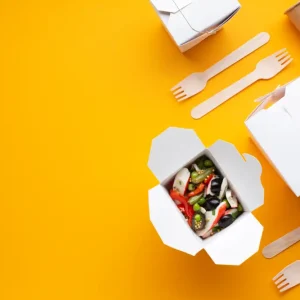 Photo de fournitures d'emballage pour la restauration rapide vendues à la Papeterie Valles à Lourdes (65100) dans les Hautes-Pyrénées. Boites alimentaires, gobelets en carton, couverts en bois.