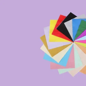 Photo de fournitures pour la restauration vendues à la Papeterie Valles à Lourdes (65100) dans les Hautes-Pyrénées. Serviettes de tables colorées de différentes tailles et différents grammages.